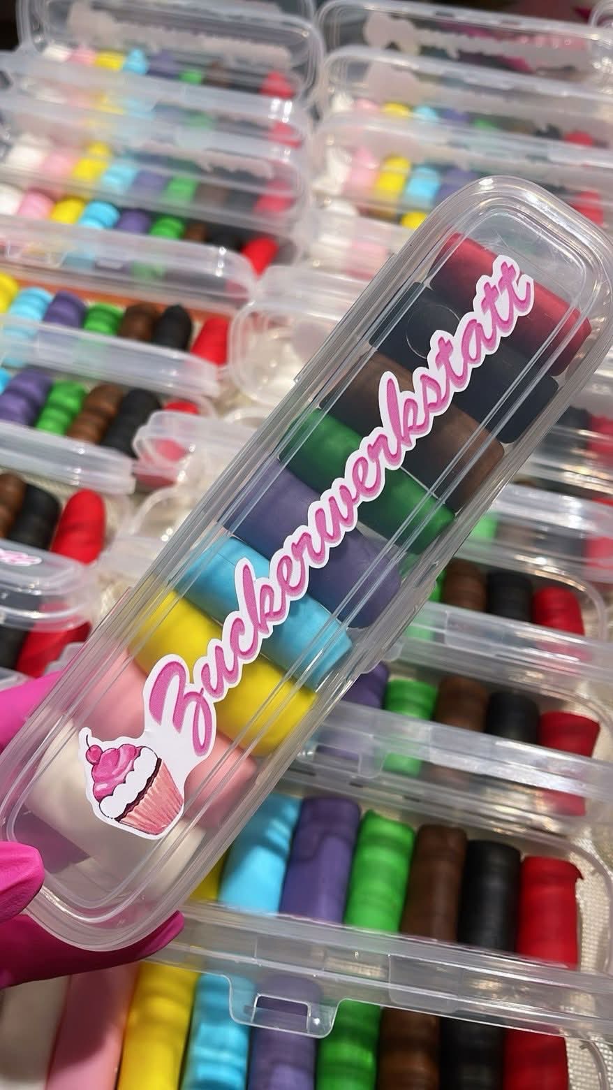 Kinder beim Cupcake-Verzieren