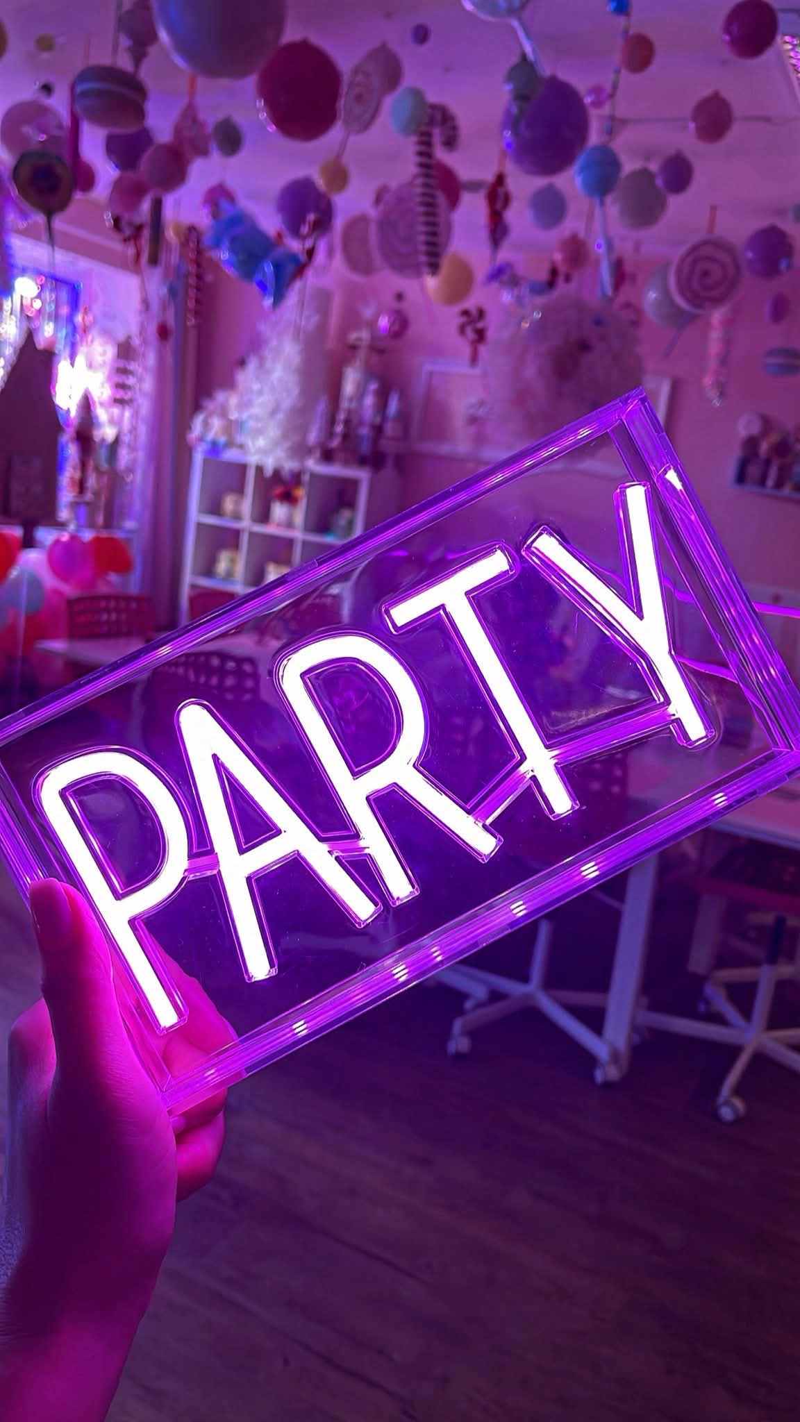 Leuchtendes PARTY-Neonschild in der Zuckerwerkstatt